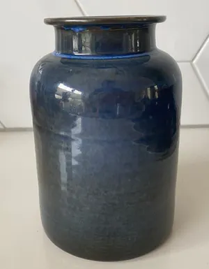 Herman Zaalberg (II) - Steengoed vaasje voorzien van blauw en bruin stroomglazuur kopen? Bied vanaf 1!