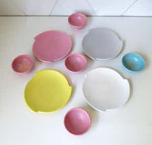 Plateelbakkerij Flora - Fifties pastel platelen gebaksbordjes en pindaschaaltjes verkocht voor € 10!