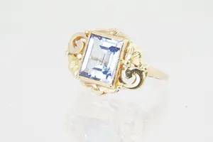 35 - Charmante jaren 60 ring met licht-blauwe Spinel in opengewerkte zetting kopen? Bied vanaf 45!