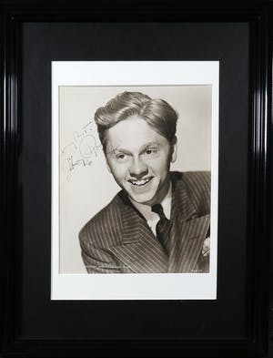 Niet of onleesbaar gesigneerd - Foto van Mickey Rooney incl. handtekening kopen? Bied vanaf 1!