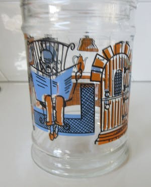 Curiosa - Vintage glazen koek of snoep pot met emaille decoratie van een huiskamer kopen? Bied vanaf 1!