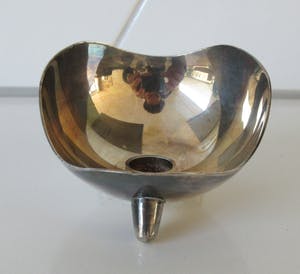 Niet of onleesbaar gesigneerd - Fifties verzilverde kaarsenhouder op voetjes kopen? Bied vanaf 10!