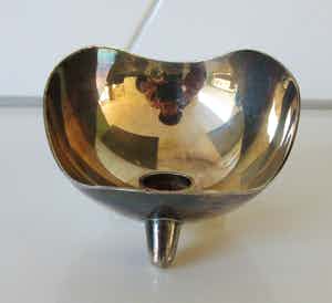 Niet of onleesbaar gesigneerd - Fifties verzilverde kaarsenhouder op voetjes verkocht voor € 10!