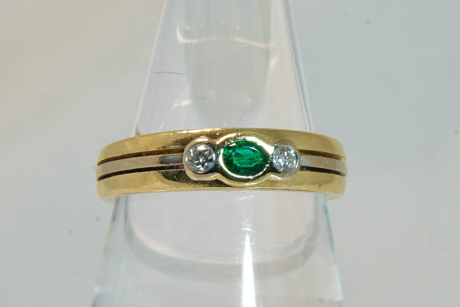 32 - 18 karaats gouden bicolor ring met diamant ca 0.10 crt briljant verkocht voor € 480!