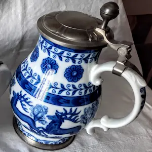 A.K. Kaiser Porzellan - Porzellan Krug Echt Kobald mit Zinndeckel Jagdmotiv 70er Jahre kopen? Bied vanaf 60!