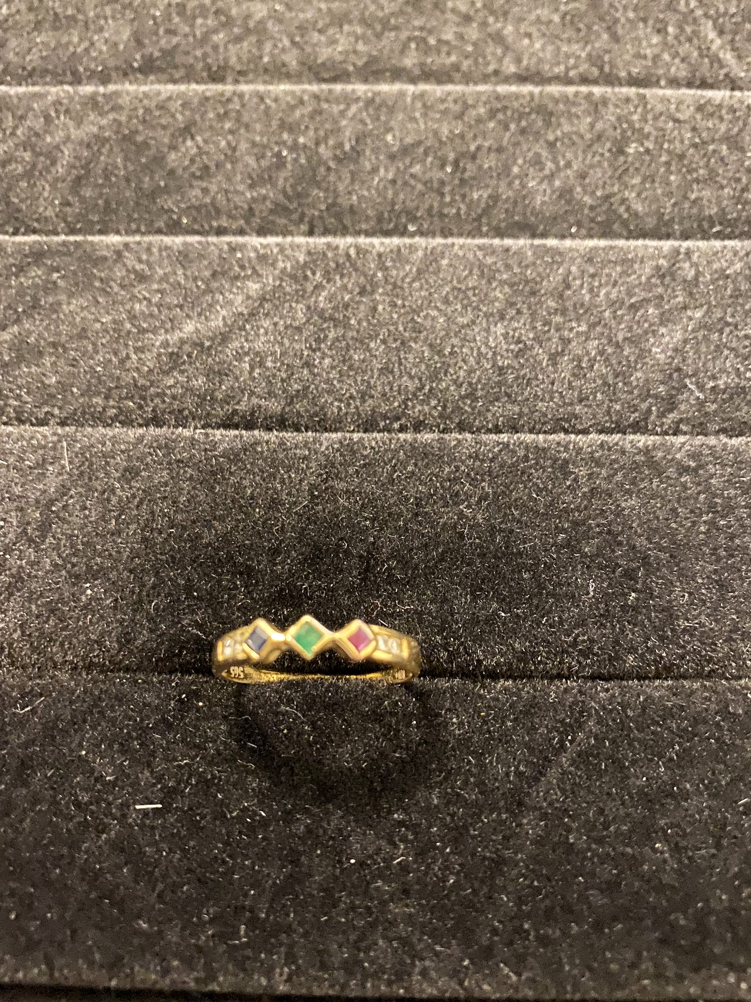 Geelgouden ring met robijn, saffier en smaragd kopen? Bied vanaf 80!