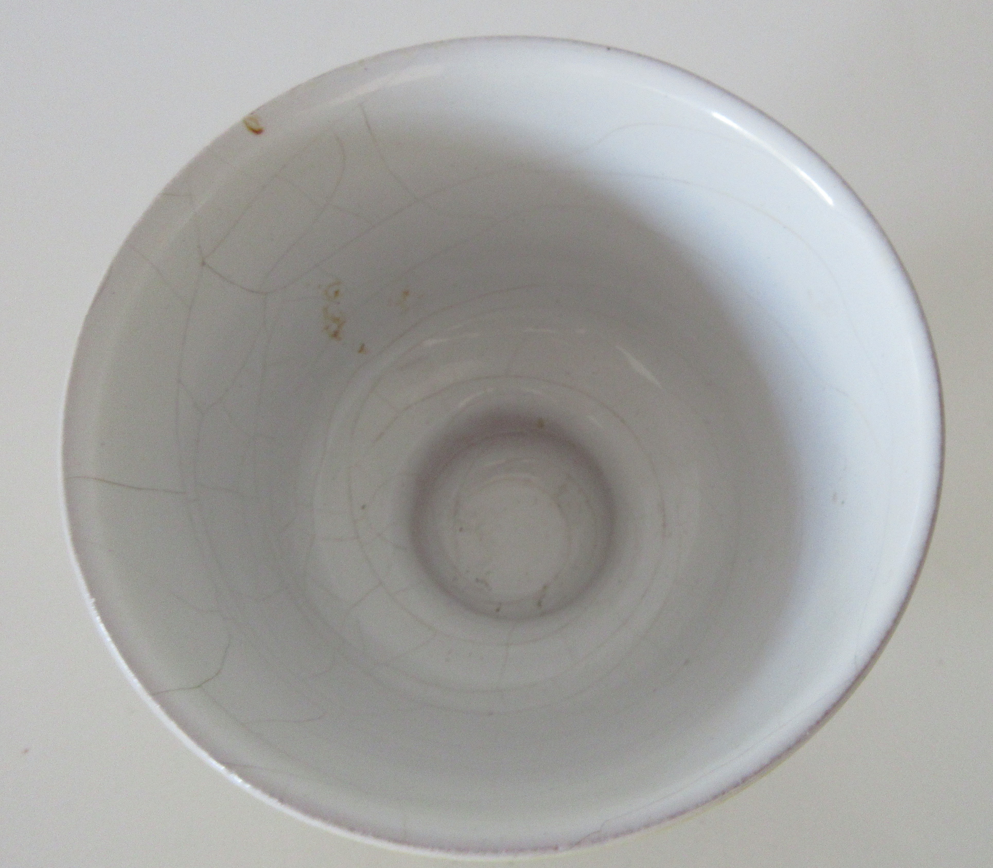 Niet of onleesbaar gesigneerd - Fifties zachtgeel kunstaardewerken schaaltje op bruine ronde voet kopen? Bied vanaf 1!