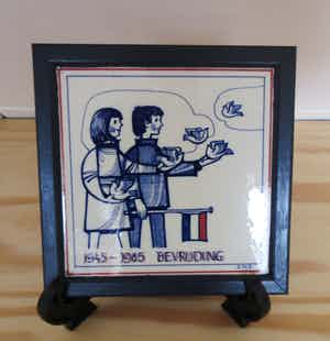 Niet of onleesbaar gesigneerd - Bevrijdingstegel 1945-1985 - 40 bevrijding - gesigneerd CNS verkocht voor € 10!