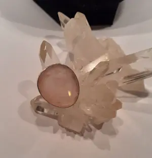 Nieuwe zilveren ring met ovale facetgeslepen rozenkwarts kopen? Bied vanaf 65!