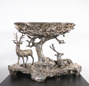 Curiosa - Verzilverd tafelstuk in de vorm van een hertengroep bij een boom kopen? Bied vanaf 60!