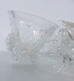 Yvon Trossèl - Diverse speels gevormde glasobjecten ('Bonbonella', 2 kopjes, hanger en vaasje) kopen? Bied vanaf 80!