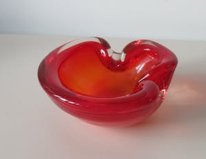 Niet of onleesbaar gesigneerd - Oranje rode dikwandige vintage Murano glazen asbak kopen? Bied vanaf 1!