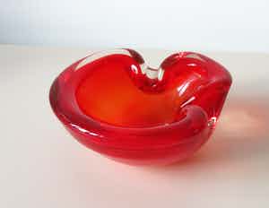 Niet of onleesbaar gesigneerd - Oranje rode dikwandige vintage Murano glazen asbak verkocht voor € 1!