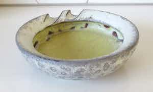 Mobach Keramiek - Ronde wit en gele bruisglazuren asbak verkocht voor € 18!