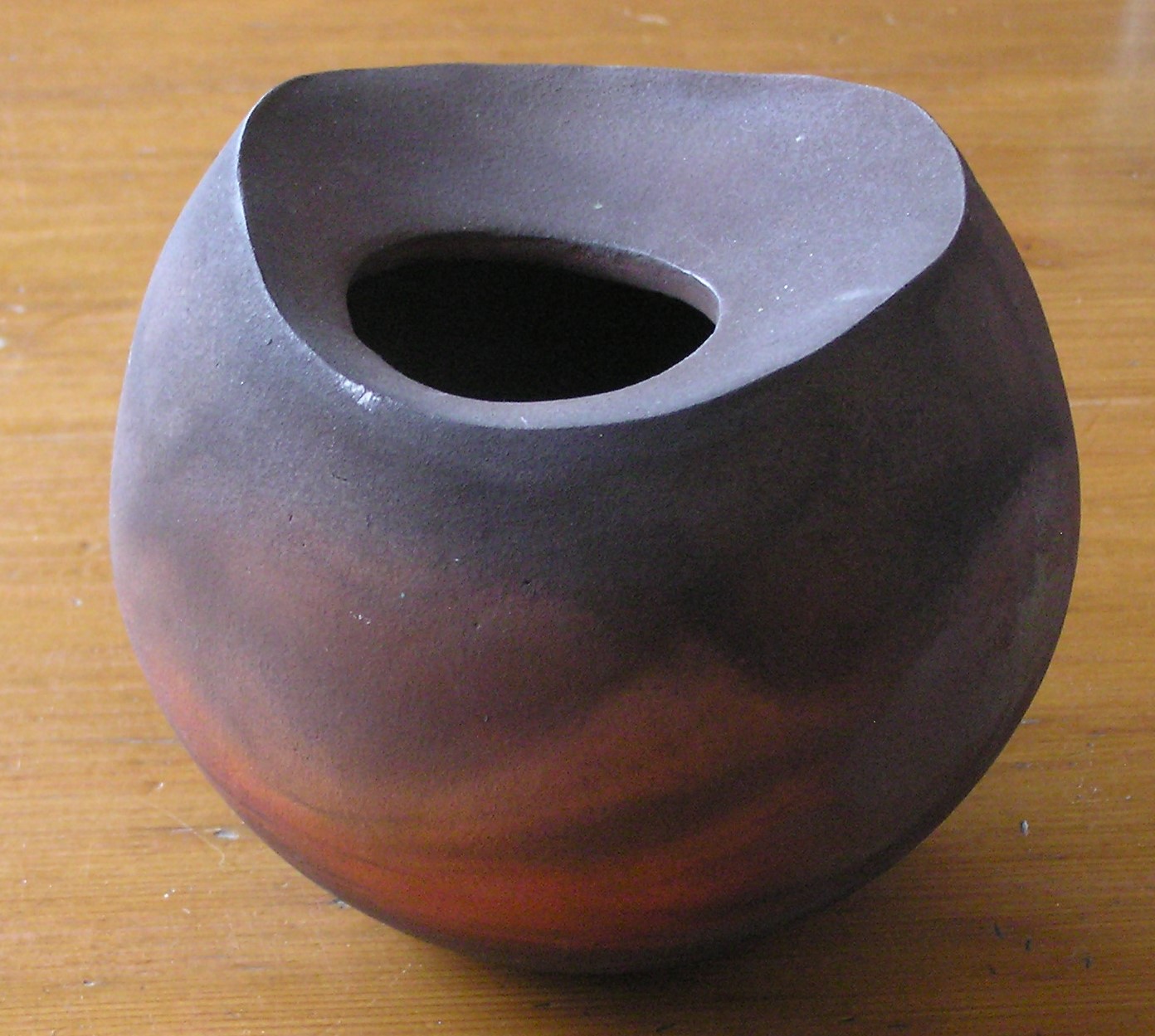 Niet of onleesbaar gesigneerd - Raku studio keramische halve bolvaas met prachtig glazuur verkocht voor € 1!