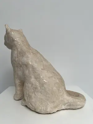 Tine Goudriaan-van Waning - Keramiek sculptuur | 'Zittende poes, blauwe ogen' kopen? Bied vanaf 1!