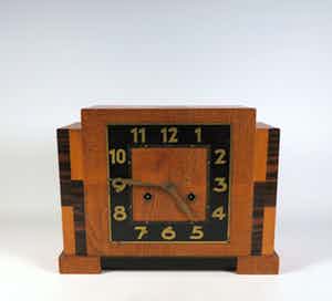 Nieuwe Kunst - Hout en metaal, Art Deco klok verkocht voor € 80!
