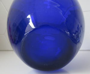 Niet of onleesbaar gesigneerd - Cobalt blauwe glazen design vaas kopen? Bied vanaf 10!