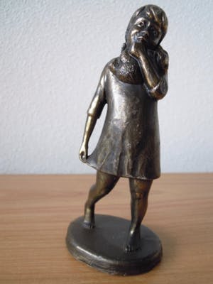 Janneke Ros - Prachtig beeldje van kind met pop in haar hand. kopen? Bied vanaf 20!