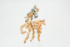 97 - Chique 18 karaat geel gouden Veulen broche met angel skin koraal en diamant kopen? Bied vanaf 3500!