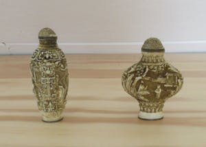 Niet of onleesbaar gesigneerd - Twee Cinnabar handgesneden Chinese Snuifflacons kopen? Bied vanaf 10!