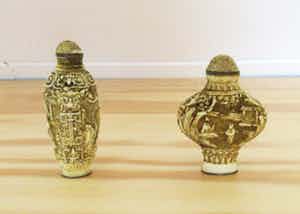 Niet of onleesbaar gesigneerd - Twee Cinnabar handgesneden Chinese Snuifflacons verkocht voor € 10!