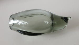 Niet of onleesbaar gesigneerd - Twee modernistische (Rook) glazen pinguin figuren kopen? Bied vanaf 1!