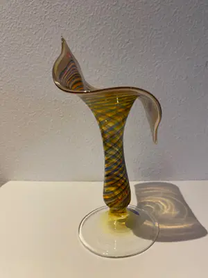 Joska Kristall - Gesigneerd iriserend glas, type genaamd 'Jack in The Pulpit' (bloem)vaasje. kopen? Bied vanaf 75!