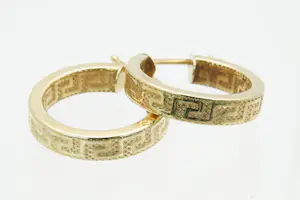 43 - Elegant paar 14 Krt  geel-gouden "Creolen" oorclips - meander motief kopen? Bied vanaf 130!