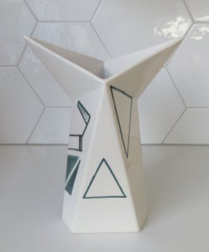 Niet of onleesbaar gesigneerd - Avantgardisctische keramische vaas met lijndecoratie kopen? Bied vanaf 10!