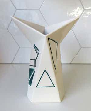 Niet of onleesbaar gesigneerd - Avantgardisctische keramische vaas met lijndecoratie verkocht voor € 10!