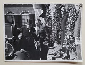 Niet of onleesbaar gesigneerd - Churchill bezoekt Den Haag kopen? Bied vanaf 10!