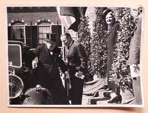 Niet of onleesbaar gesigneerd - Churchill bezoekt Den Haag verkocht voor € 10!