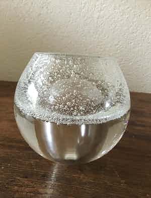 Niet of onleesbaar gesigneerd - Scandinavisch glas, vazen cq waxinelichtje verkocht voor € 1!