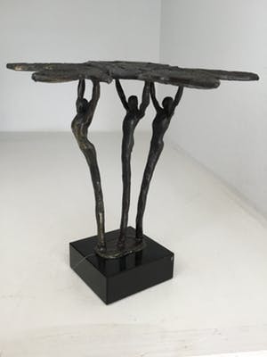 Corry Ammerlaan - Sculptuur “ Samen de schouders er onder “ kopen? Bied vanaf 40!