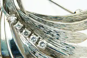 Sierlijke vintage Wit gouden (14kt) diamanten Broche verkocht voor € 230!