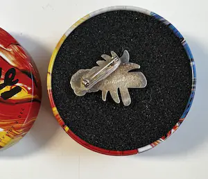 Corneille - PIN'S De rode vogel Gegraveerde signatuur 2002 kopen? Bied vanaf 1!