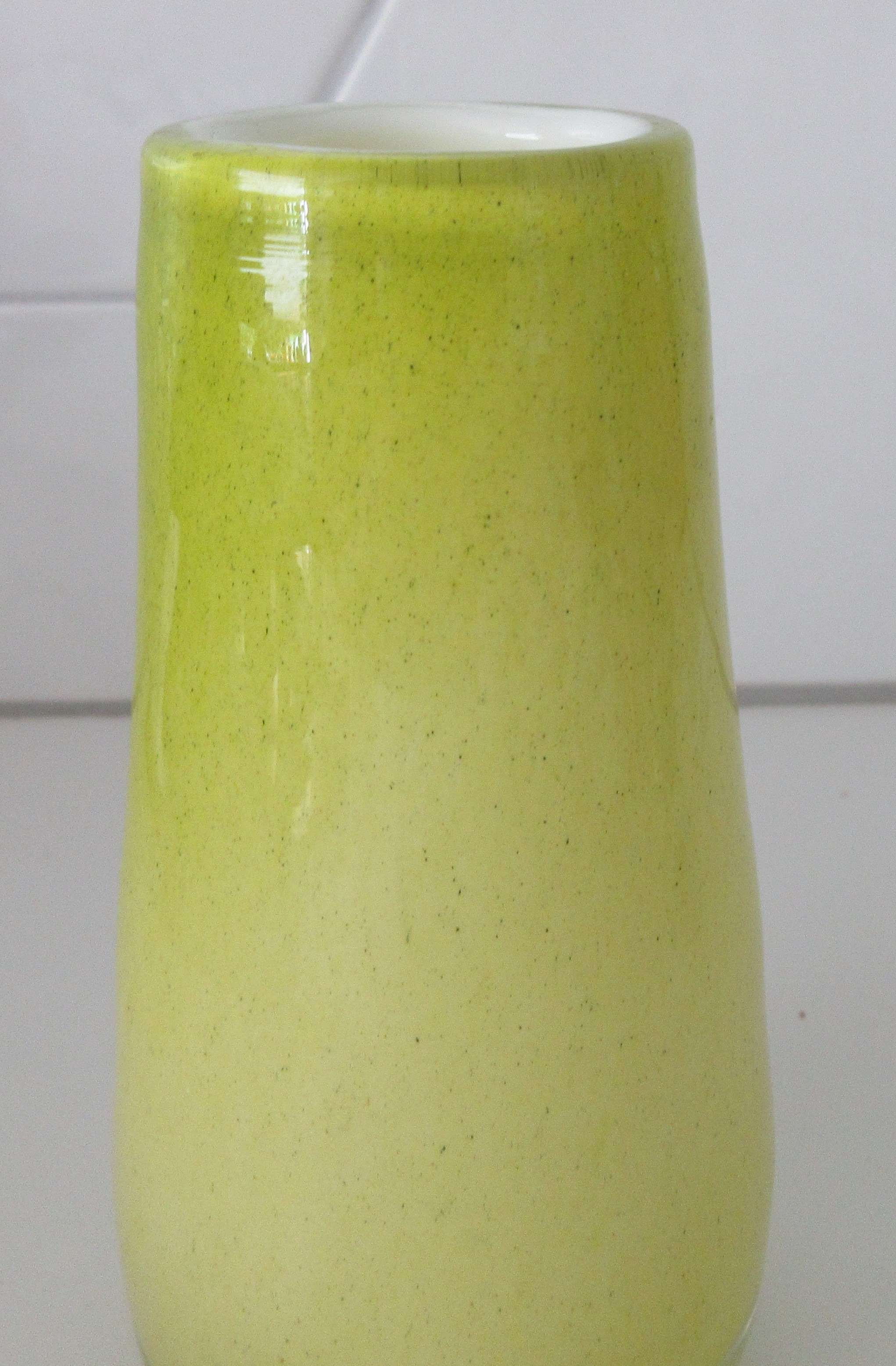 Niet of onleesbaar gesigneerd - Cased hand geblazen citrusgeel glazen vaasje kopen? Bied vanaf 1!