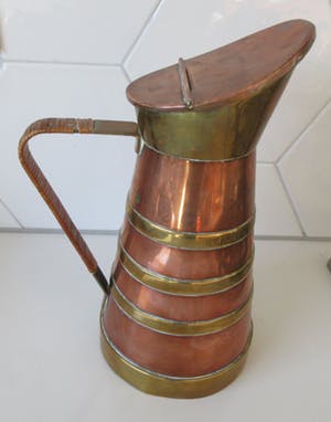 Niet of onleesbaar gesigneerd - Art deco rood en geel koperen dekselkan met rieten handvat J.N. Meeuws S. Hage kopen? Bied vanaf 1!