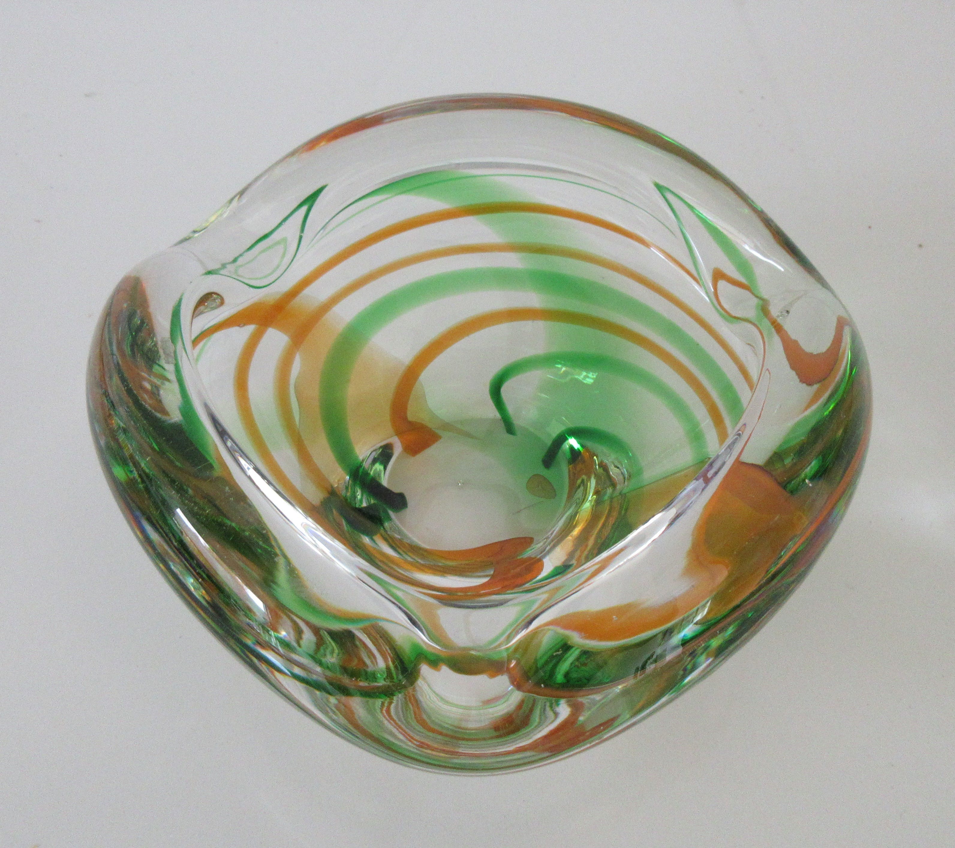 Max Verboeket - Kristalunie Maastricht - Blank kristallen asbak met groene en oranje slingers kopen? Bied vanaf 22!