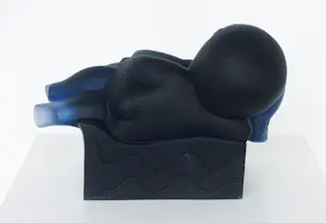 Odile Kinart - Sculptuur van glas, Man en vrouw op een bank kopen? Bied vanaf 400!