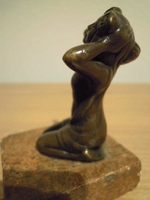 Niet of onleesbaar gesigneerd - Bronzen beeldje van vrouw met bloemen in het haar kopen? Bied vanaf 1!