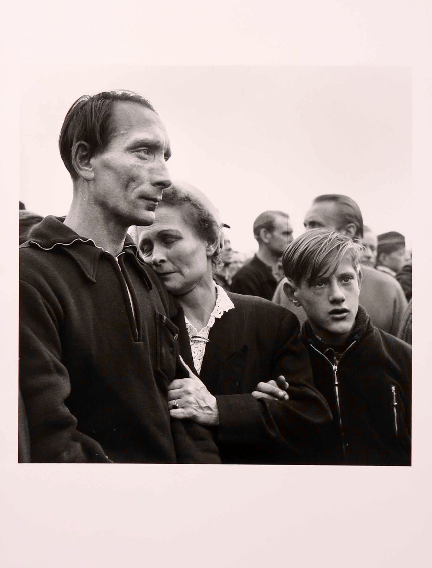 Robert Lebeck - Willi Aderholt mit Mutter und Sohn, Friedland 1955 / 2010 verkocht voor € 100!