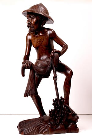 Niet of onleesbaar gesigneerd - Grote tropisch houten sculptuur - Visser met net - Djati hout - Fillipijnen kopen? Bied vanaf 1!
