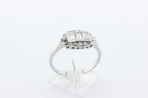 Art-deco stijl plaatring gezet met 3 baquette geslepen diamanten kopen? Bied vanaf 1150!