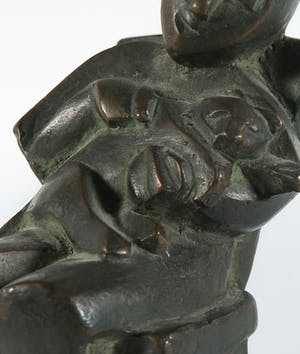 Margriet Barends - Brons, Zittend meisje met kat kopen? Bied vanaf 1!