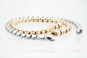 46 - Set van TWEE (2) 14 karaats wit en roségouden armbanden - dubbel geschakeld kopen? Bied vanaf 1170!