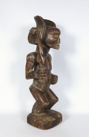 Chokwe - Houten krijgerbeeld met geweer en koninklijk kapsel kopen? Bied vanaf 1!