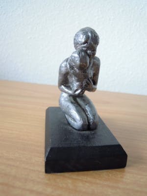 Niet of onleesbaar gesigneerd - Prachtig beeldje van moeder met baby kopen? Bied vanaf 1!