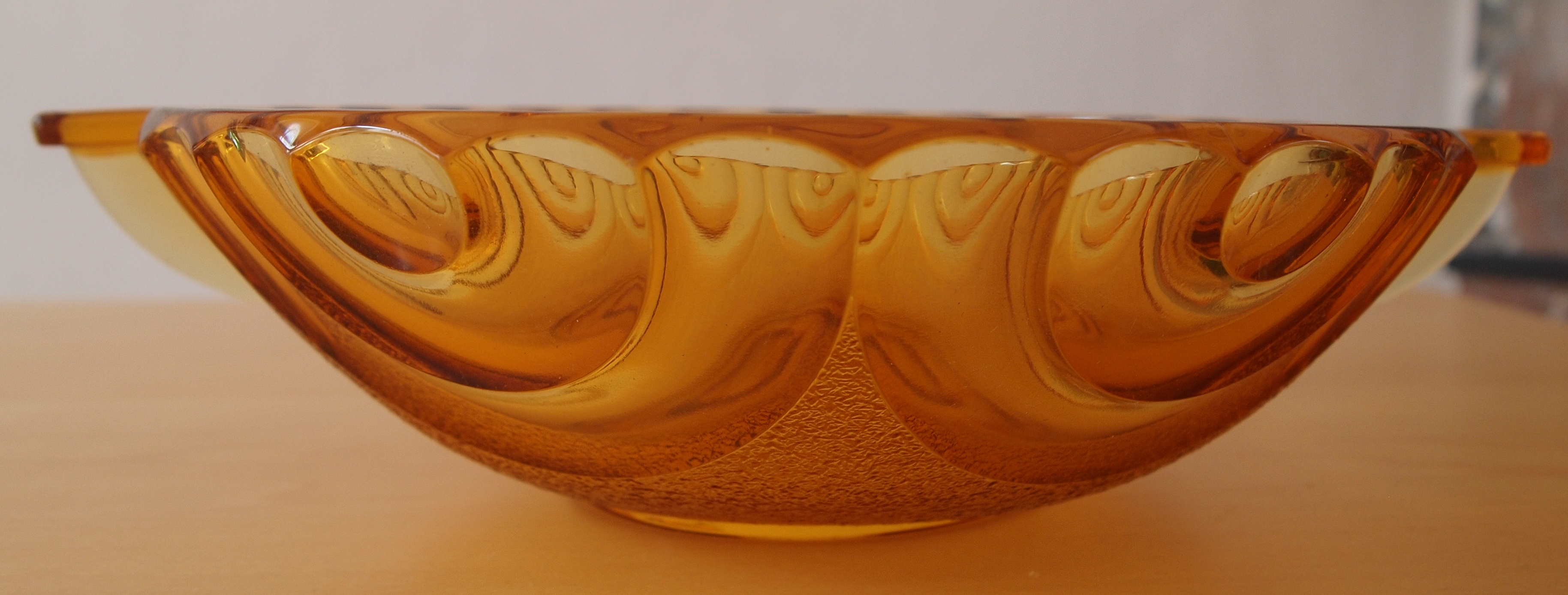Niet of onleesbaar gesigneerd - Twee art deco lila en amber persglazen schalen kopen? Bied vanaf 1!